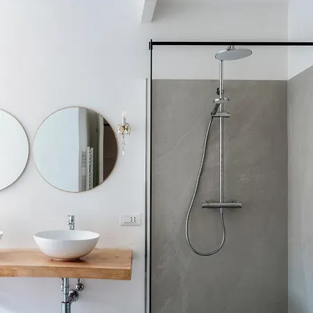 Silvia House - The House Of Travelers Apartment *